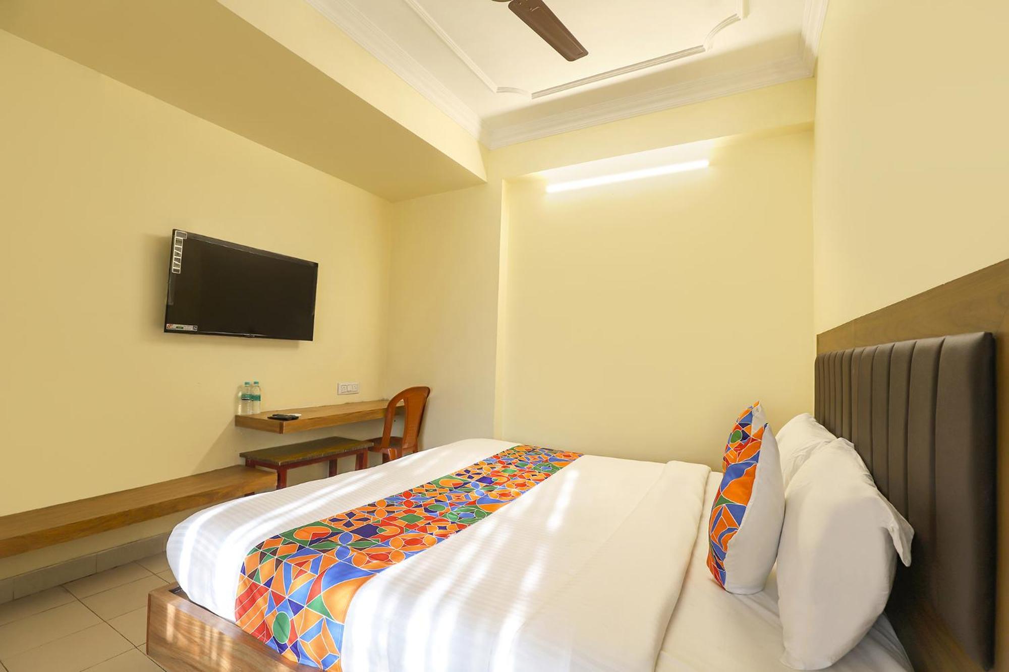 Fabhotel Gt Galaxy Park - Nr Express Avenue Mall, Royapettah
